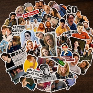 Puede incluir: Una colección de pegatinas variadas con diversos personajes y escenas de la serie de televisión Shameless, incluyendo elementos de texto como "Shameless", "Fiona", "Carl", "Beghairat" y "gold chiavaris with the white cushions" en un collage.