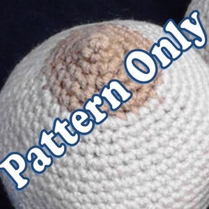Puede incluir: Una bola de crochet blanca y marrón con el texto "Pattern Only" en azul.