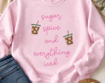 Sweatshirt voor liefhebbers van ijskoffie, met ronde hals en de tekst "Sugar Spice Everything Iced Crewneck", een comfortabele trui.