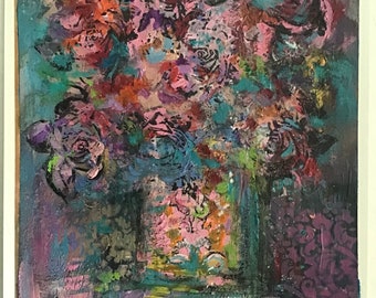 Op de afbeelding: Een abstract olieverfschilderij op doek met een dicht boeket bloemen in een vaas. De compositie maakt gebruik van dikke, getextureerde penseelstreken in tinten diepblauw, magenta, roze, oranje en paars. De handtekening van de kunstenaar is linksonder zichtbaar.