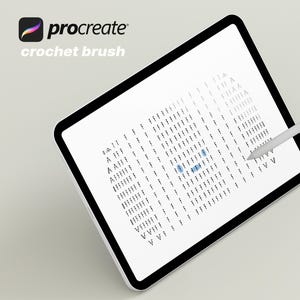 Puede incluir: Una tableta digital que muestra un patrón de ganchillo con un lápiz óptico. La pantalla muestra un fondo blanco con un diagrama de ganchillo negro y azul. La tableta tiene un borde negro. La esquina superior izquierda tiene el texto "procreate crochet brush".