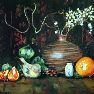 Op de afbeelding: Een stilleven met een bruine keramische vaas met witte bloemen, een klein wit potje, twee sinaasappelen en een kleine gele vogel op een donkere achtergrond.