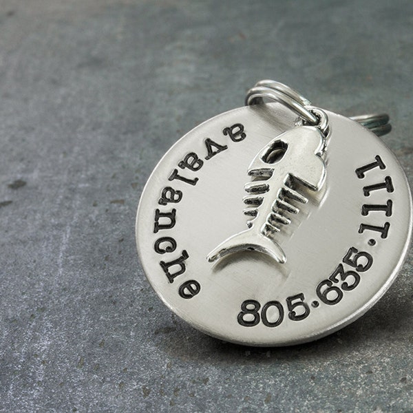 Kleine Katze Tag / Pet-ID-Tag - 1" Kupfer, Messing oder Aluminium-Katze-Tag mit Fisch bone Charme