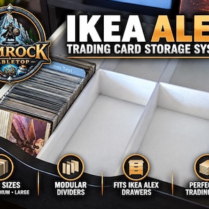Pode incluir: Um sistema de armazenamento modular branco para cartas colecionáveis, projetado para gavetas IKEA Alex, com divisórias internas e uma pilha de cartas. O texto diz IKEA ALEX TRADING CARD STORAGE SYSTEM, RIMROCK TABLETOP, 3 BOX SIZES, MODULAR DIVIDERS, FITS IKEA ALEX DRAWERS e PERFECT FOR TRADING CARDS.