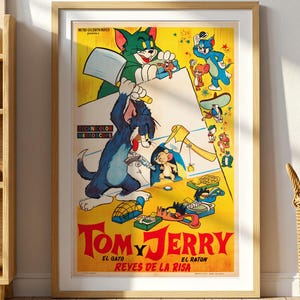 Pode incluir: Um cartaz emoldurado com as personagens Tom e Jerry num fundo amarelo com o texto Tom y Jerry El Gato El Raton Reyes de la Risa. A ilustração mostra o Tom a segurar um machado e várias cenas de desenhos animados com o Jerry.