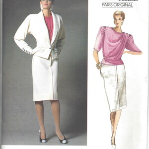 Könnte beinhalten: Vogue Patterns Paris Original Schnittmuster 1766 von Emanuel Ungaro. Das Schnittmuster beinhaltet eine weiße Jacke und einen weißen Rock mit einer rosa Bluse.