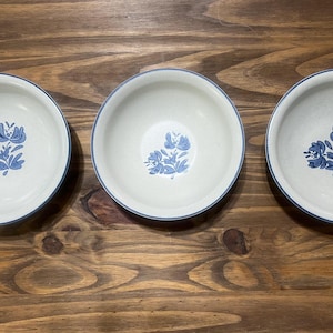 Conjunto de 3 tigelas vintage Pfaltzgraff Yorktowne para sopa e cereais, em cerâmica cinza com detalhes em azul tulipa, 15 cm (6 polegadas), modelo 060, para uso geral, frutas e outros alimentos, fabricadas nos EUA.