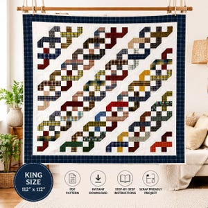 Puede incluir: Una colcha cuadrada con fondo blanco y bandas diagonales entrelazadas de varios tejidos de cuadros en rojo, azul, amarillo, verde y marrón. La colcha tiene un borde de cuadros azul oscuro y está marcada como King Size 284 cm por 284 cm.