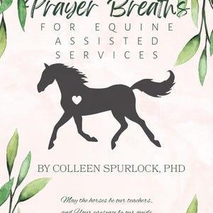 Puede incluir: Portada de libro con el título "Prayer Breaths for Equine Assisted Services". Una silueta negra de un caballo con un corazón está centrada sobre un fondo rosa. Hojas verdes de acuarela enmarcan el texto y el caballo. También se incluye el nombre del autor.