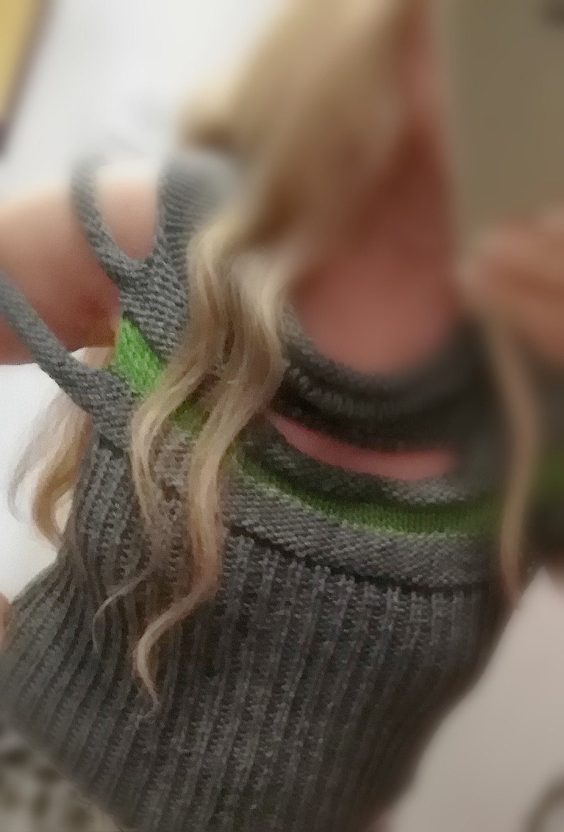 Sweatersleeveless vest jumper/ crop topGray with green line image 0