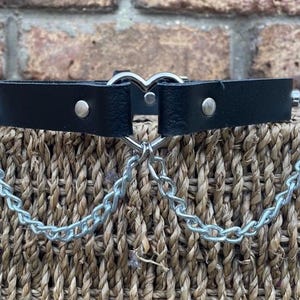 Chokerhalsband med hjärta, katt eller O-ring i äkta läder. Valfri läderfärg och hänge. Handgjort goth punk.