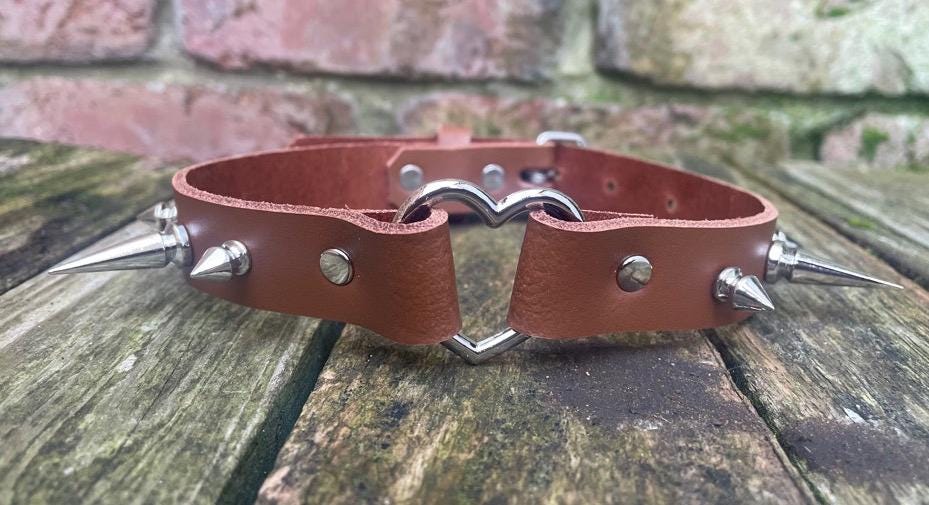 Collana Girocollo In Pelle Rosa Con Cuore Peloso – Choker Gotico Fatto A Mano, Regolabile, Gioiello Moda Donna