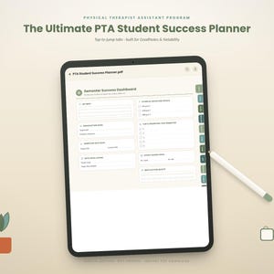 Op de afbeelding: Een digitale tablet met The Ultimate PTA Student Success Planner en een Semester Success Dashboard. De interface bevat groene zijtabbladen voor navigatie, een witte stylus, een icoon van een plant in pot en een koffiemok-icoon.