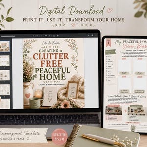 Puede incluir: Un diario y cuaderno de trabajo interactivo de descarga digital titulado Creating a Clutter Free Peaceful Home que se muestra en la pantalla de una computadora portátil y una tableta. Las páginas incluyen ilustraciones florales y listas.