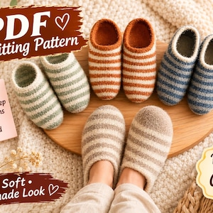 Op de afbeelding: Een digitaal PDF-breipatroon voor pantoffels met de tekst PDF Knitting Pattern, Easy Step-by-Step Instructions, All Sizes Included, Cozy Soft Handmade Look, Instant Download en Perfect for Gift. Vier paar gestreepte pantoffels.