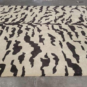 Alfombra de lana fina suave tejida a mano, pelo cortado, color beige y marrón. Diseño moderno abstracto con estampado animal. Alfombra contemporánea para sala de estar.
