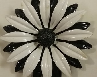 Black and White Enamel Pin / Vintage Daisy Brooch