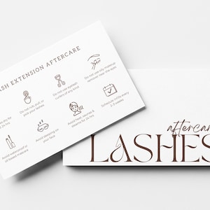Op de afbeelding: Twee witte rechthoekige kaarten met donkerbruine tekst en iconen. Eén kaart toont de titel LASH EXTENSION AFTERCARE met instructies om wimpers droog te houden, wrijven, wimperkrullers, oliehoudende make-up, hitte en slapen op het gezicht te vermijden en opvulafspraken te plannen. De andere kaart bevat de tekst aftercare LASHES.