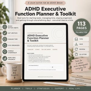 Puede incluir: Una tableta digital que muestra un planificador y kit de herramientas de funciones ejecutivas para TDAH de 113 páginas. La pantalla muestra texto que incluye 'What's Inside' y 'This Planner Belongs To'. Una taza blanca con el texto 'Small Steps Big Progress' está cerca.