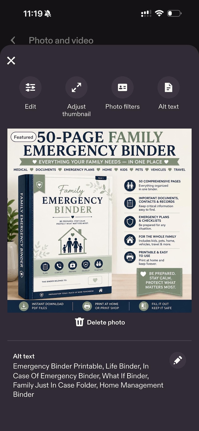 Puede incluir: Una carpeta de emergencia familiar de 50 p&aacute;ginas con una cubierta blanca y texto azul oscuro que dice 50-PAGE FAMILY EMERGENCY BINDER, EVERYTHING YOUR FAMILY NEEDS IN ONE PLACE y BE PREPARED. STAY CALM. PROTECT WHAT MATTERS MOST. Incluye iconos.