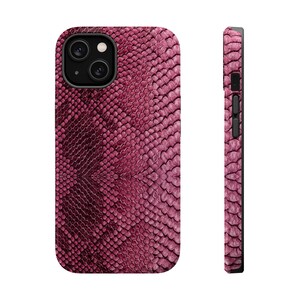 Puede incluir: Una funda para smartphone con un patrón de piel de serpiente en tonos magenta intenso y rosa oscuro. El diseño cubre toda la parte posterior y los bordes laterales de la funda, incluyendo el área de la cámara, con una textura de escamas.