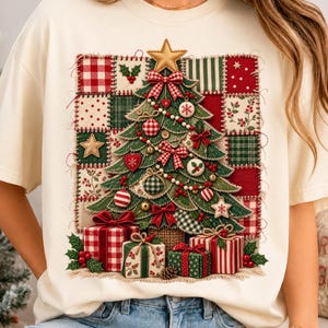 Könnte beinhalten: Ein cremefarbenes T-Shirt mit einer großen, zentralen Grafik eines Weihnachtsbaums im Patchwork-Design. Der Baum ist mit Schleifen, Ornamenten und einem goldenen Stern geschmückt und von Geschenkboxen mit roten und grünen Mustern umgeben.