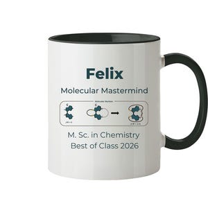 Pode incluir: Uma caneca de cerâmica branca com interior e alça pretos. A frente apresenta o texto "Felix Molecular Mastermind", um diagrama de uma máquina molecular e o texto "M. Sc. in Chemistry Best of Class 2026" em letras azul-escuras.