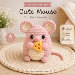 Può includere: Uno schema digitale all'uncinetto per un topo, con il testo CROCHET PATTERN, Cute Mouse, Digital Download e Make your own adorable mouse. L'immagine mostra un topo all'uncinetto rosa che tiene in mano un pezzo di formaggio giallo.