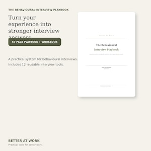 Op de afbeelding: Het Behavioural Interview Playbook is een werkboek van 57 pagina's met een praktisch systeem voor gedragsinterviews en 12 herbruikbare tools. De omslag toont de titel, ondertitel en de merknaam Better at Work in donkere tekst op een lichte achtergrond.