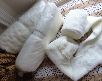 Tissu en fausse fourrure de lapin de 5 yards Longueur du poil artificiel de 2,5 cm (1 po.) Largeur de 64 po. Blanc cassé % 100 acrylique pour costumes Manchons Tapis Accessoires Capes Chapeau