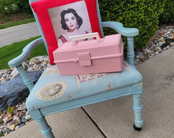 Récipient de rangement vintage en plastique rose, règle supérieure métrique et en pouces en relief avec plateau en forme de dôme coulissant blanc, fabriqué aux États-Unis