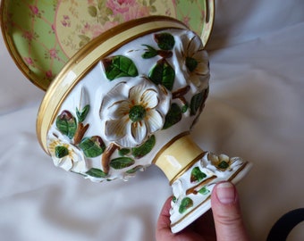 Vintage verzierte Obstkompottschale mit geprägten handbemalten Keramikblumen zur Hausdekoration, hergestellt in China, ca. 1980er-90er Jahre