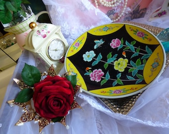 Antikes großes 12-Zoll Japanisches Yamatoku Famille Noir Ladegerät mit Schmetterling & Pfingstrosen Blumen Signierter Teller Handbemalt Handgemaltes Sammlerstück