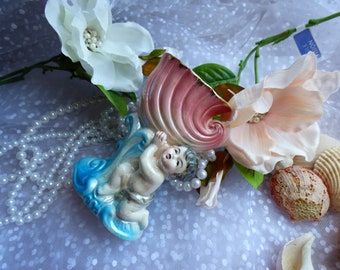 Vase Mid-Century Chérubin tenant une coquille Corne d'abondance Jardinière Poterie Céramique Shabby Cottage Chic Inspiré des Shawnees Aucun marquage/estampage émaillé