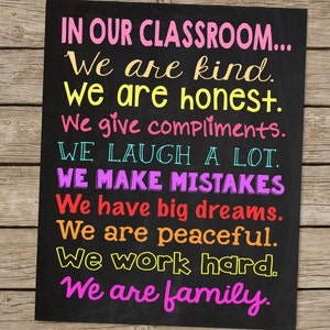 Könnte beinhalten: Eine schwarze Tafel mit buntem Text, der "IN OUR CLASSROOM... We are kind. We are honest. We give compliments. WE LAUGH A LOT. WE MAKE MISTAKES. We have big dreams. We are peaceful. We work hard. We are family." lautet.