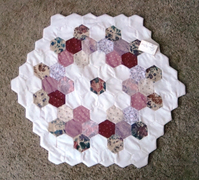 Grandmother/'s Flower Garden Machine-Pieced Quilt Decorative Table Topper Centerpiece