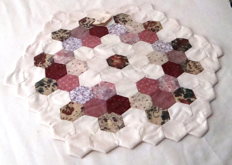 Grandmother/'s Flower Garden Machine-Pieced Quilt Decorative Table Topper Centerpiece