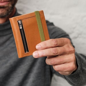 Eco-conscious men leather wallet. With elastic band and zippered compartment, it's the perfect gift for him. Ideal for Father's Day!