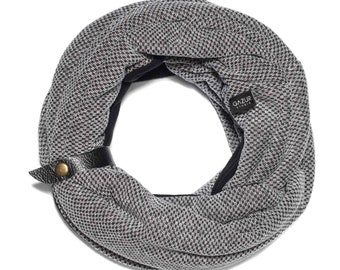 Bufanda infinita reversible hecha a mano con banda de cuero reciclado