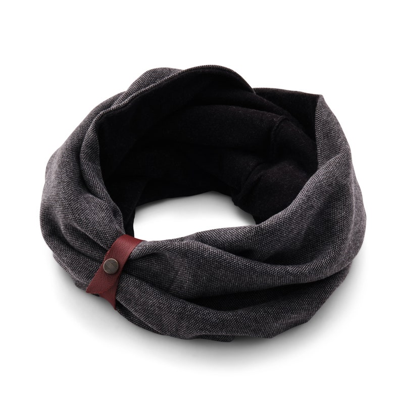Elegant double loop scarf, 100% cotton accessorized with a leather band Black