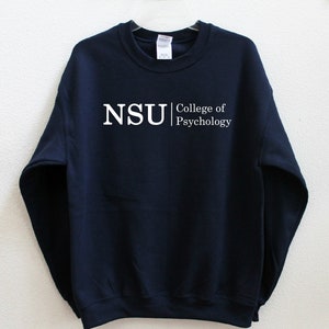 Könnte beinhalten: Dunkelblauer Sweatshirt mit weißem Text, der "NSU | College of Psychology" lautet.