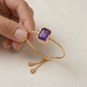 Lila Amethyst-Armband, vergoldetes 925er Sterlingsilber-Armband, smaragdgrünes Edelstein-Armband, handgefertigter minimalistischer Schmuck, Geschenk für Sie