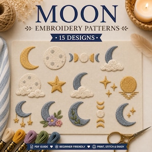 Puede incluir: Una colección de 15 patrones de bordado de lunas sobre una tela clara. Los diseños incluyen varias lunas crecientes, lunas llenas, estrellas y nubes en tonos amarillos, azules y blancos, con detalles de motivos florales y celestiales.