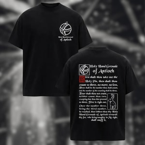 Puede incluir: Una camiseta negra de manga corta con un gráfico blanco de la Santa Granada de Antioquía en el pecho. La parte posterior muestra el mismo icono de granada, el texto Holy Hand Grenade of Antioch y un largo pasaje de instrucciones.