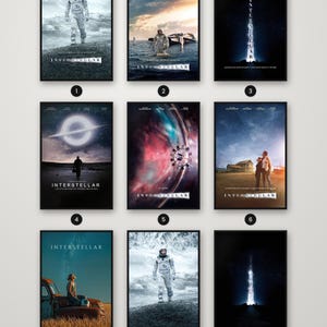 Puede incluir: Una colección de nueve pósteres de película enmarcados de Interstellar, que muestran varias escenas incluyendo astronautas con trajes espaciales, un agujero negro, una granja, un camión antiguo y el título Interstellar en texto blanco en cada póster.