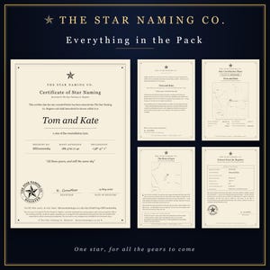 Può includere: Un set regalo per la denominazione di una stella di The Star Naming Co. che include un certificato, un foglio con le coordinate stellari, la storia della costellazione della Lira e un estratto del registro. Documenti su carta crema.