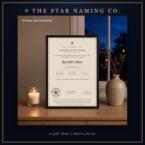 Könnte beinhalten: Ein cremefarbenes Sternentaufen-Zertifikat von The Star Naming Co. mit dem Text Sarah's Star, einem Stern des Sternbilds Orion, einer Registrierungsnummer, Koordinaten und dem Datum vom 25. Juli 2020 sowie einem sternförmigen Logo.