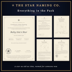 Può includere: Una raccolta di documenti della The Star Naming Co. che include un certificato di denominazione stellare per Baby Isla's Star, un foglio con le coordinate stellari, la storia della costellazione del Cigno e un estratto dal registro.