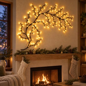 Peut inclure: Une sculpture murale décorative en forme de branche composée de brindilles entrelacées brun foncé, parsemée de nombreuses petites lumières LED blanc chaud, formant une silhouette organique arquée qui brille au-dessus de la cheminée.