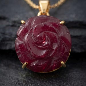 Halsband med snidad röd ädelstensros och hänge, guldfärgade blommiga statementsmycken
